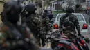 Personel keamanan memeriksa kendaraan di pos pemeriksaan saat negara itu bersiap untuk lockdown di Kolombo, Selasa (25/5/2021). Sri Lanka bersiap menerapkan lockdown ketat selama dua minggu untuk menekan penyebaran corona Covid-19. (ISHARA S. KODIKARA / AFP)