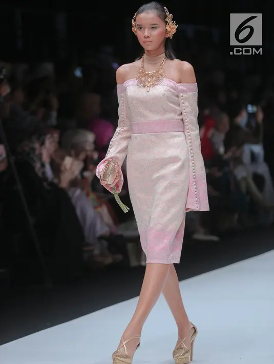 Model berjalan di atas catwalk mengenakan busana rancangan Barli Asmara di ajang Jakarta Fashion Week 2018 di Senayan City, Jakarta, Senin (23/10). Desainer Barli Asmara merancang 48 busana dengan tema Jambi Kain Negeriku. (Liputan6.com/Faizal Fanani)