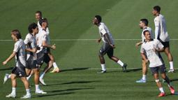 Pemain Real Madrid, Kylian Mbappe (kiri atas) berbincang dengan rekannya, Vinicius Jr (tengah) saat berlatih menjelang laga melawan VfB Stuttgart saat Liga Champions 2024/2025 di fasilitas pelatihan Valdebebas, Madrid, Spanyol, 16 September 2024. (AP Photo/Paul White)