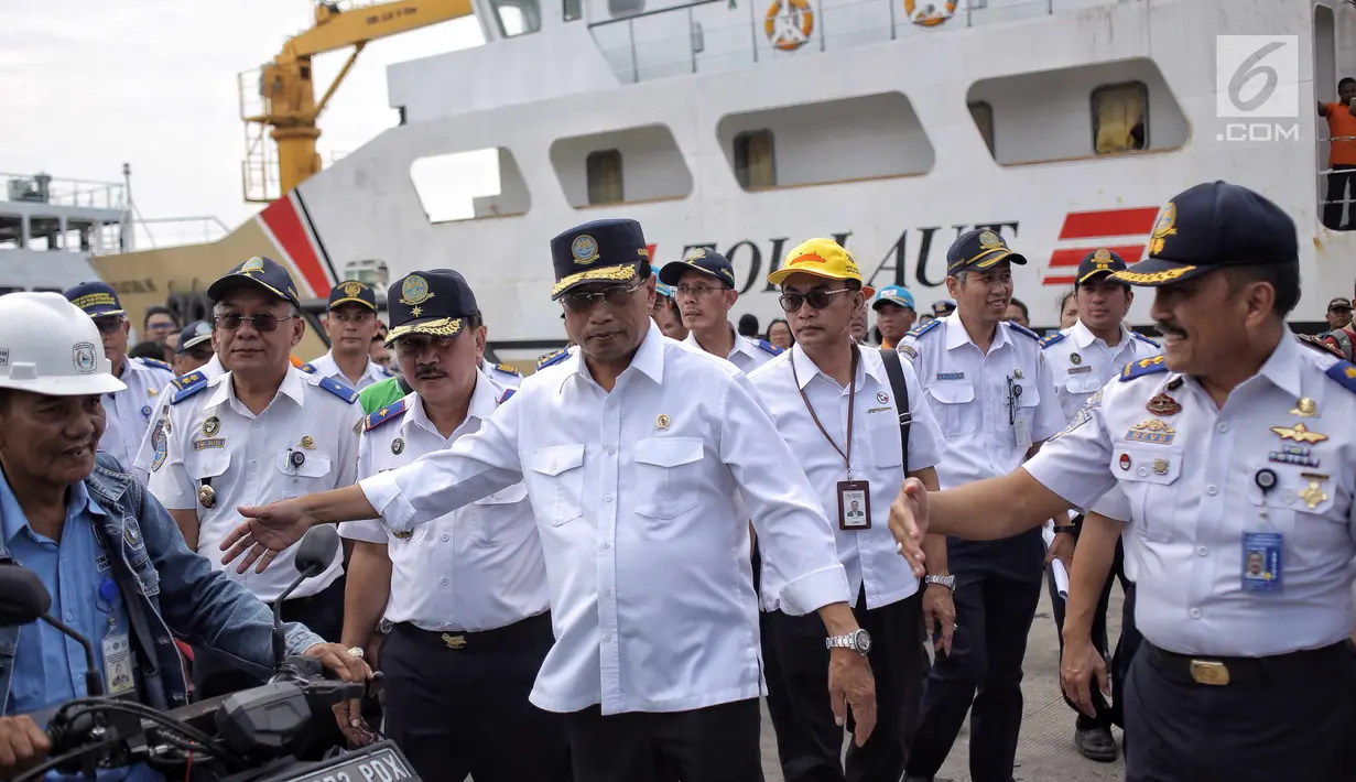 Menteri Perhubungan, Budi Karya Sumadi memberikan balon kepada peserta mudik gratis sepeda motor di Pelabuhan Tanjung Priok, Jakarta, Rabu (20/6). Ada 699 sepeda motor dan 1.650 penumpang yang kembali ke Jakarta dari Semarang. (Liputan6.com/Faizal Fanani)