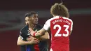 Pemain Crystal Palace Wilfried Zaha (kiri) beselisih dengan pemain Arsenal David Luiz pada pertandingan Liga Inggris di Emirates Stadium, London, Inggris, Kamis (14/1/2021). Pertandingan berakhir imbang 0-0. (Julian Finney/Pool via AP)