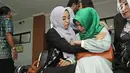 Putri pengacara Sunan Kalijaga, Salmafina berusaha menenangkan ibunya yang menangis saat sidang cerai perdana di Pengadilan Jakarta Barat, Rabu (24/01). Salmafina menjalani proses sidang cerai perdana dengan Taqy Malik. (Liputan6.com/Herman Zakharia)