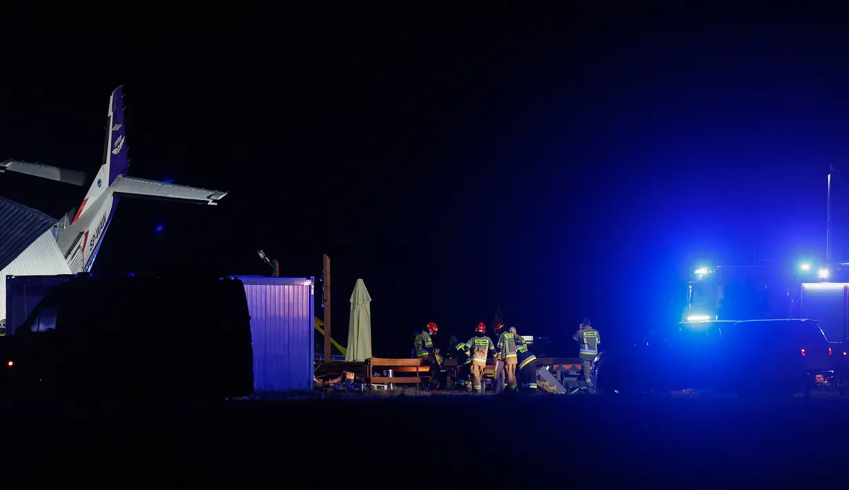 "Ada orang-orang di dalam hanggar yang berlindung dari cuaca buruk," kata Juru Bicara Pemadam Kebakaran Monika Nowakowska-Brynda seperti yang dikutip oleh agensi berita PAP. (Wojtek Radwanski/AFP)