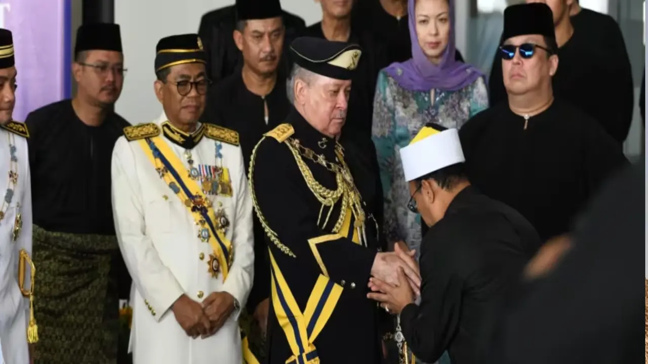 Raja Malaysia ke-17 Sultan Ibrahim Sultan Iskandar pada upacara pelepasan sebelum berangkat dari Johor menuju Istana Negara pada 31 Januari 2024. (Departemen Informasi Malaysia)