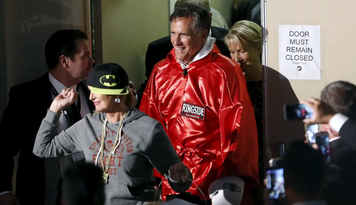Mantan Capres Amerika Serikat, Mitt Romney bersiap menuju ring tinju sebelum bertarung melawan mantan juara dunia tinju kelas berat, Evander Holyfield di Salt Lake City, AS, Jumat (15/5/). (REUTERS/Jim Urquhart)