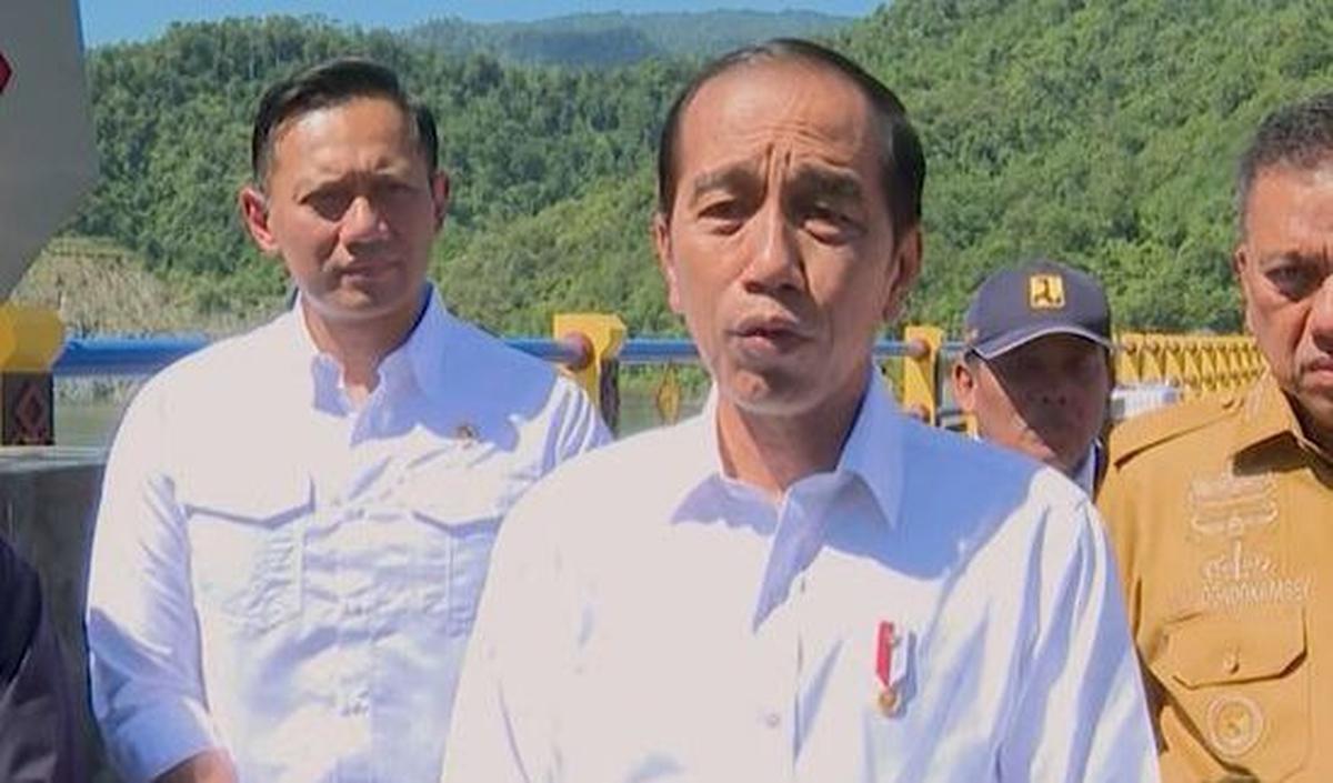 Sebelumnya, Presiden Joko Widodo atau Jokowi membahas sejumlah program capres dan cawapres nomor urut 2, Prabowo Subianto-Gibran Rakabuming Raka saat sidang kabinet paripurna di Istana Negara Jakarta, Senin (26/2).&nbsp;