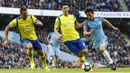 Gelandang Manchester City, David Silva, berusaha melewati gelandang Everton, Gareth Barry, pada laga Premier League di Stadion Ettihad, Manchester, Sabtu (15/10/2016). Kedua tim bermain imbang 1-1. (Reuters/Jason Cairnduff)