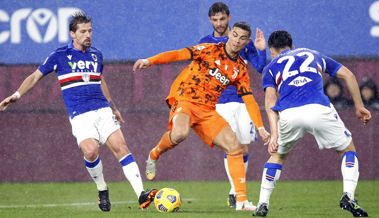 Pemain Juventus Cristiano Ronaldo (tengah) menggiring bola melewati para pemain Sampdoria pada pertandingan Serie A Liga Italia di Stadion Luigi Ferraris, Genoa, Italia, Sabtu (30/1/2021). Juventus sukses mengalahkan tuan rumah Sampdoria 2-0. (Tano Pecoraro/LaPresse via AP)