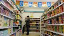 Pengunjung berdiri melihat produk kosong di Supermarket Xuzhen, Shanghai, Tiongkok, (13/4).Supermarket  ini merupakan proyek seni konseptual yang pertama kali dibawa ke sebuah lingkungan nyata. (Reuters/Stringer)