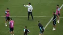 <p>Kini, keduanya bertemu lagi. Pep Guardiola telah muncul sebagai pelatih top dunia, berkelas. Namun, status tersebut kini ditantang oleh pelatih "minim pengalaman" di Liga Champions, Simone Inzaghi. (AP Photo/Thanassis Stavrakis)</p>