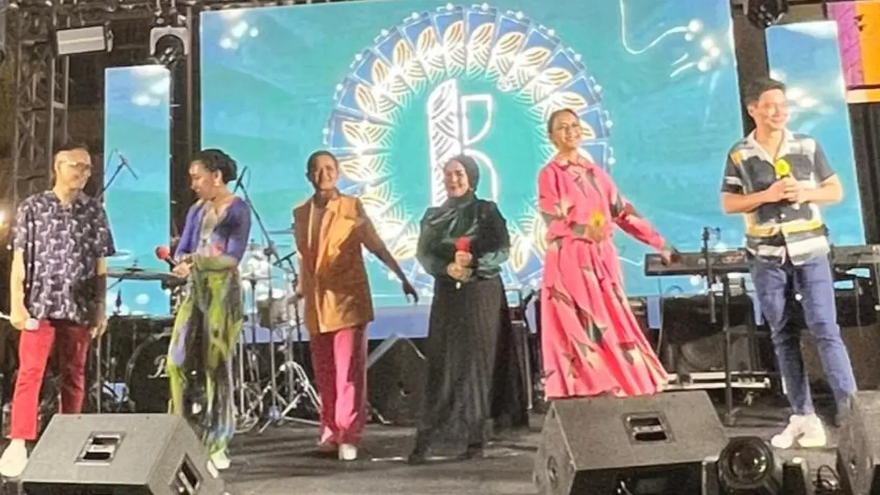 Grup vokal Warna tampil di Grand Opening Kama Ruang, baru-baru ini.