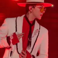 Di konser Encore Korea Selatannya, G Dragon tampil mengenakan setelan jas putih dari jas dan celana yang memiliki aksen hitam. Dipadukan inner kemeja putih. [Dok. CHANEL]