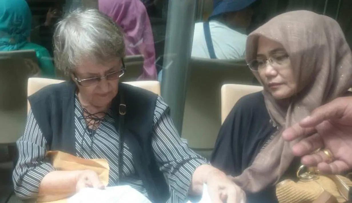 Selain itu, ibunda Yana juga kewalahan soal peti mati. Akhirnya berkat bantuan beberapa orang peti mati berhasil diadakan.  (Bambang E.Ros/Bintang.com)