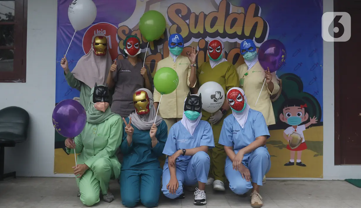 Sejumlah petugas kesehatan menggunakan topeng superhero saat melayani vaksinasi anak berusia 6-11 tahun di RSIA Tambak, Jakarta, Rabu (22/12/2021). Penggunaan topeng superhero dimaksudkan menarik minat anak-anak yang mengikuti vaksinasi. (Liputan6.com/Herman Zakharia)