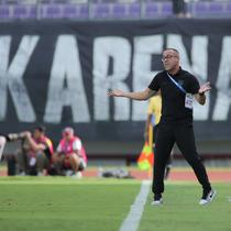 Aksi pelatih Borneo FC Samarinda, Fabio Lefundes saat memimpin timnya menjalani laga tandang di markas Persita Tangerang, Indomilk Arena dalam laga pekan ke-17 BRI Super League 2025/2026, Jumat (9/1/2026) sore WIB. (Bola.com/Bagaskara Lazuardi)