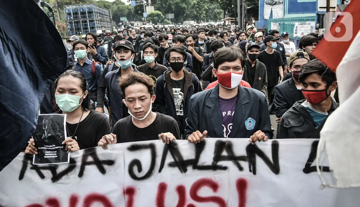 Mahasiswa Universitas Indraprasta atau Unindra menggelar longmarch menolak UU Cipta Kerja di Jalan TB Simatupang, Jakarta, Rabu (7/10/2020). Sekitar 200 mahasiswa Unindra longmarch sebagai bentuk kekecewaan atas pemerintah dan DPR yang telah mengesahkan UU Cipta Kerja. (merdeka.com/Iqbal S. Nugroho)