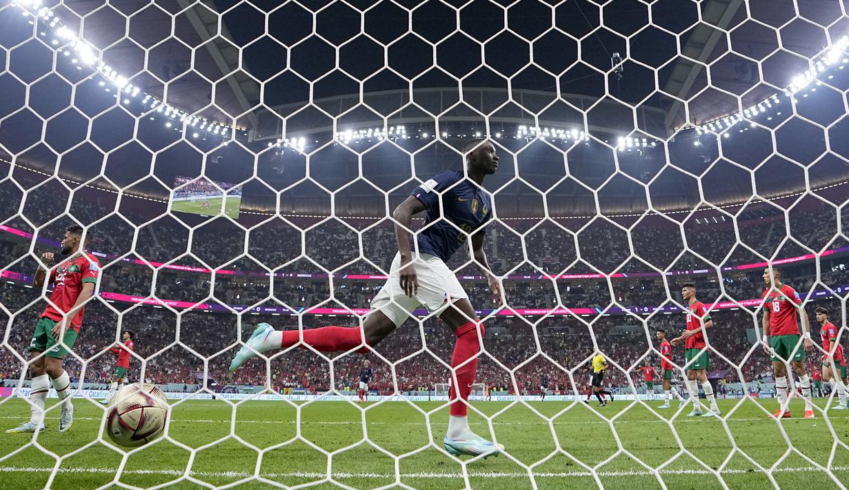 <p>Pemain Prancis, Randal Kolo Muani melakukan selebrasi setelah mencetak gol kedua timnya ke gawang Maroko saat laga semifinal Piala Dunia 2022 yang berlangsung di Al Bayt Stadium, Qatar, Rabu (14/12/2022) waktu setempat. (AP Photo/Manu Fernandez)</p>