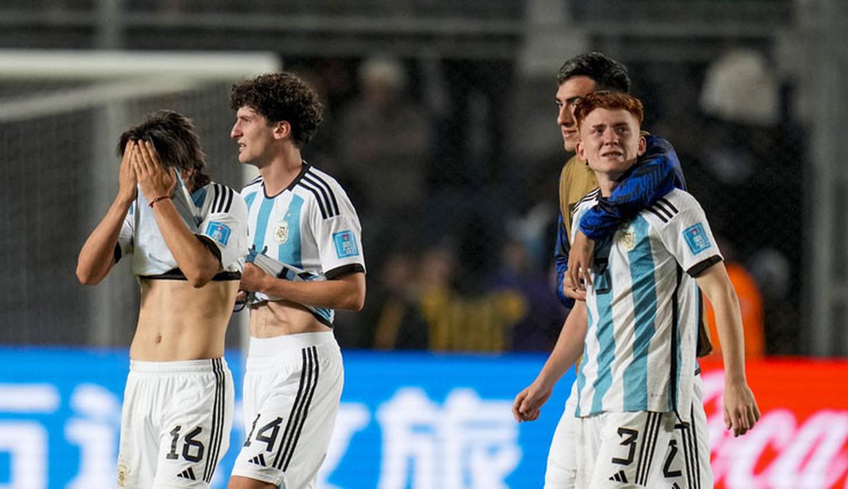 Pemain Timnas Argentina  menangis meninggalkan lapangan setelah ditaklukkan Nigeria pada laga babak 16 besar Piala Dunia U-20 di Stadion Bicentenario, Argentina, Rabu (31/5/2023). Argentina menyerah dua gol tanpa balas. (AP Photo/Ricardo Mazalan)