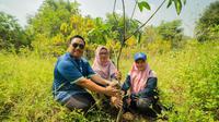 Kegiatan penanaman 200 pohon buah mangga di Desa Pesanggrahan, Sidoarjo, Jawa Timur (Jatim) dilakukan sebagai komitmen terhadap lingkungan. (Ist)