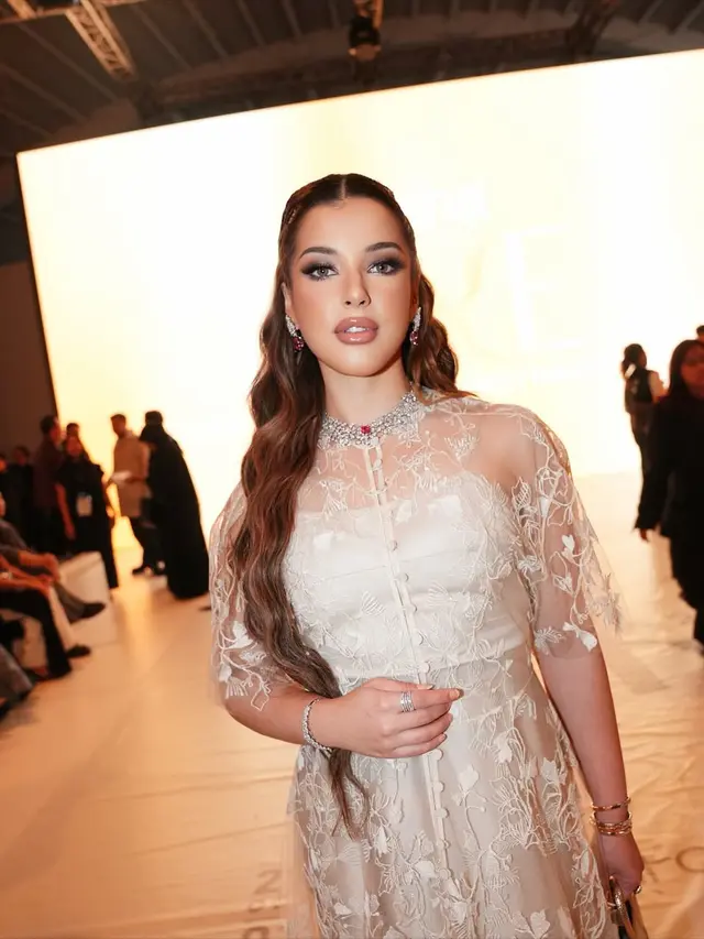 Pesona Bak Dewi, Tasya Farasya Tampil Anggun dalam Balutan Gaun Sapto Djojokartiko di JFW 2026