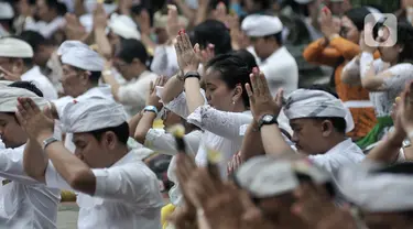 Umat Hindu menggelar persembahyangan Hari Raya Galungan di Pura Aditya Jaya, Rawamangun, Jakarta, Rabu (19/2/2020). Hari Raya Galungan yang dirayakan umat Hindu setiap 210 hari itu merupakan perayaan kemenangan Dharma atau kebenaran melawan Adharma atau kejahatan. (merdeka.com/Iqbal S Nugroho)