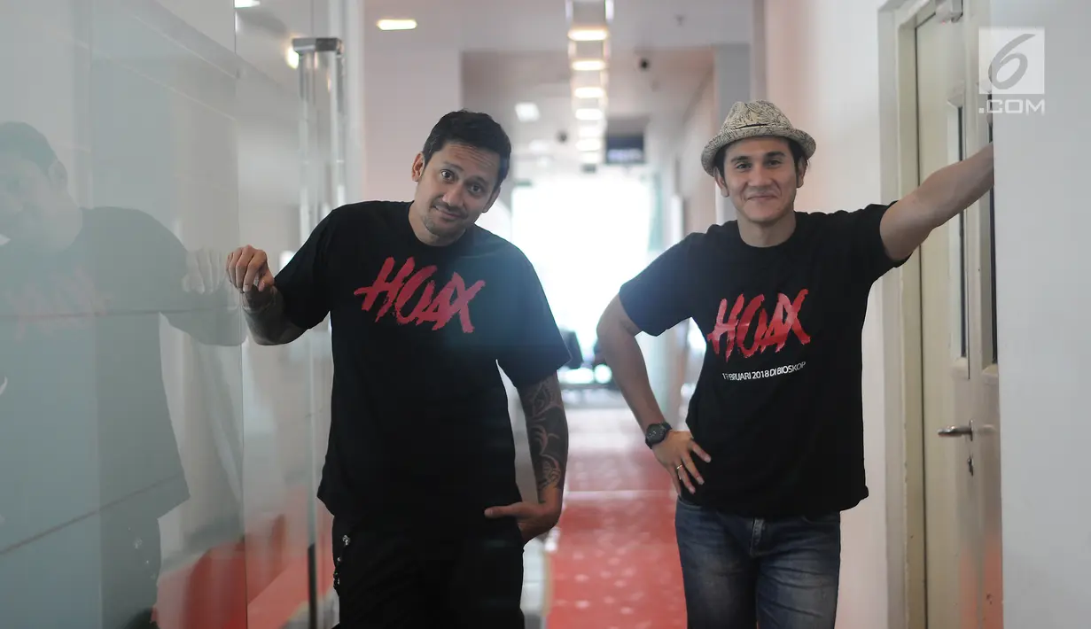 Gaya aktor Tora Sudiro (kiri) dan Vino Bastian saat sesi foto di kantor Liputan6.com di SCTV Tower, Jakarta, Selasa (1/30). Film 'Hoax' ini sebelumnya sudah dibuat pada 2012 lalu, dengan judul Rumah dan Musim Hujan. (Liputan6.com/Fatkhur Rozaq)