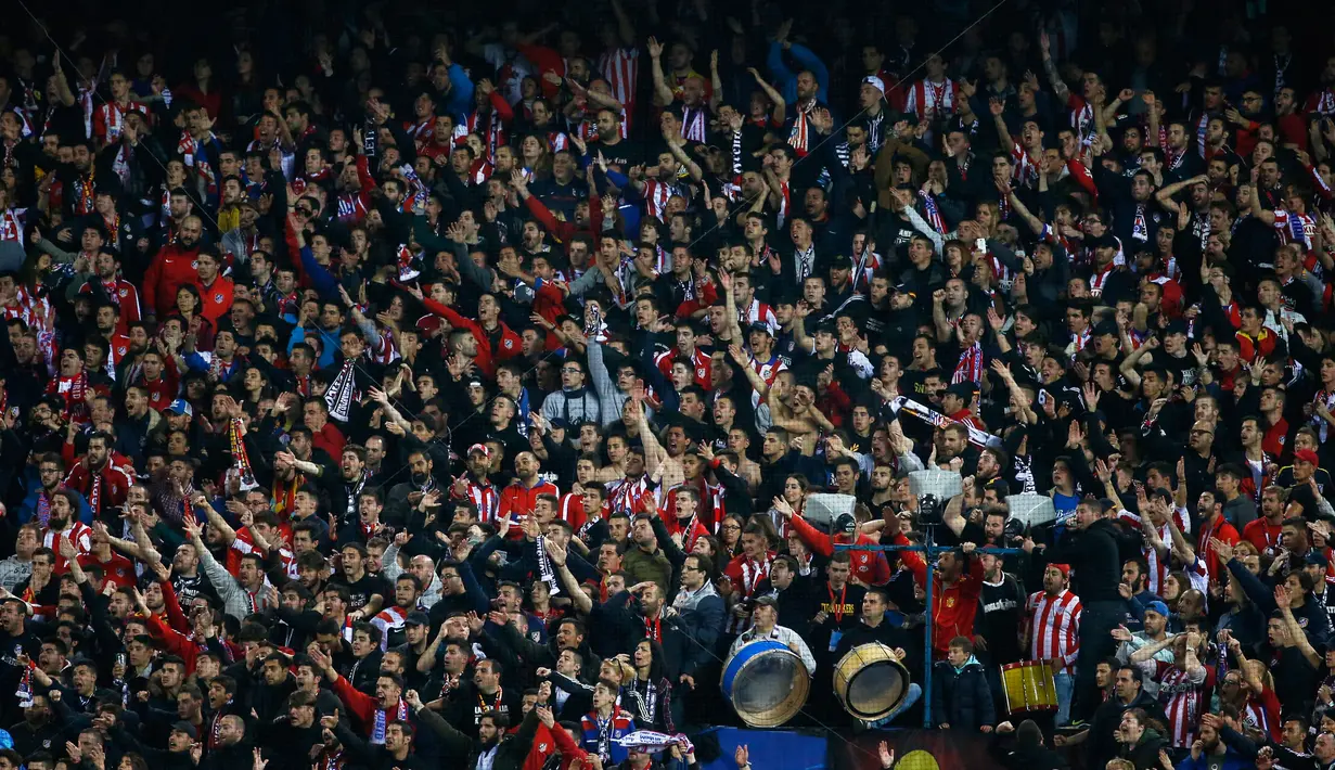 Para suporter Atletico Madrid merayakan kemenangannya usai timnya mengalahkan Barcelona di leg kedua Liga Champions di Vicente Calderon, Madrid, (14/4). Atletico lolos ke semifinal usai mengalahkan Barcelona dengan agregat 3-2. (Reuters/Juan Medina)