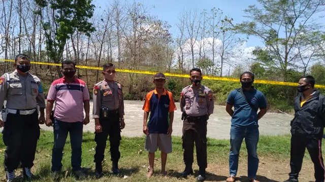 Police line dipasang di lokasi semburan gas bercampur air di sumur tua bekas pengeboran minyak era Belanda di Desa Plosorejo, Kecamatan Kunduran, Kabupaten Blora pada hari Sabtu (3/10/2020) (Liputan6.com/Ahmad Adirin)