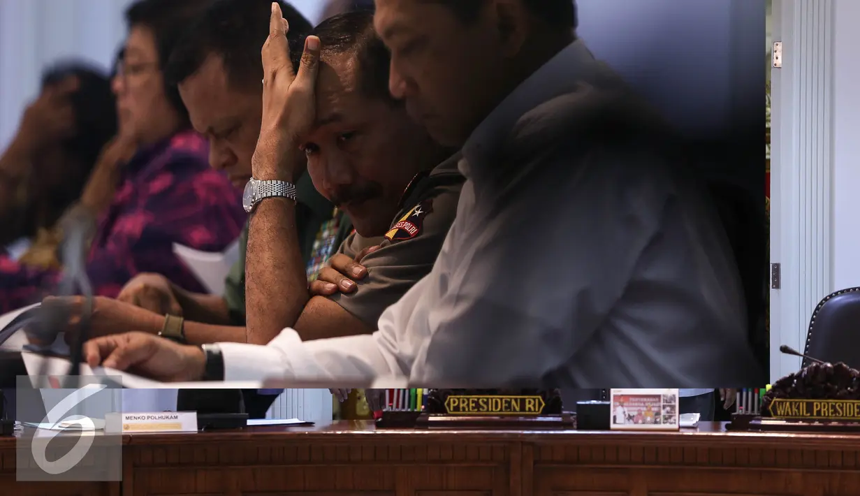 Kapolri Jenderal Badrodin Haiti saat mengikuti rapat terbatas yang digelar di Jakarta, Rabu (29/6). Rapat membahas penyelundupan dan pembahasan tentang Pengembangan Potensi Ekonomi Kepulauan. (Liputan6.com/Faizal Fanani)