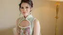 Cheongsam sleeveless dengan detail cutout di bagian dada bikin Chen Giovani terlihat elegan [@chengiovanis]