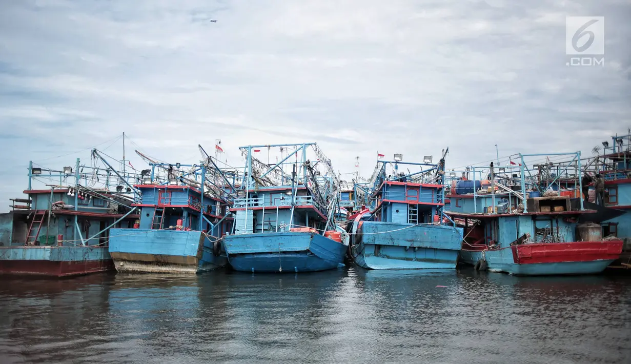 Deretan kapal nelayan terparkir di Pelabuhan Muara Angke, Jakarta, Kamis (27/12). Nelayan Muara Angke memilih libur melaut karena angin muson barat dan gelombang tinggi. (Liputan6.com/Faizal Fanani)