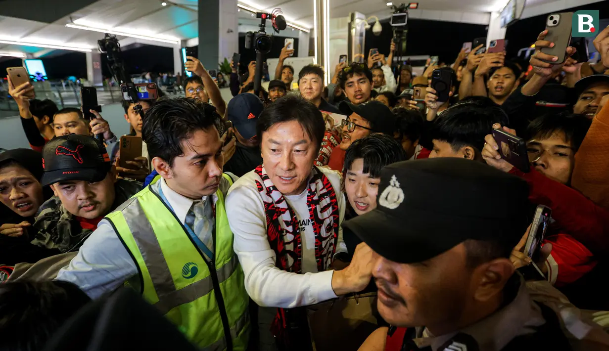 <p>Mantan pelatih Timnas Indonesia, Shin Tae-yong berjalan menembus para suporter dan masyarakat saat kembali ke negaranya melalui terminal 3 Bandara Soekarno-Hatta, Tangerang, Banten, Minggu (26/01/2025). (Bola.com/Bagaskara Lazuardi)</p>