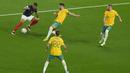 Penyerang Prancis, Kylian Mbappe berusaha melewati para pemain Australia selama pertandingan grup D Piala Dunia 2022 Qatar di Stadion Al Janoub di Al Wakrah, Qatar, Rabu (23/11/2022). Prancis menang atas Australia dengan skor 4-1. (AP Photo/ Alessandra Tarantino)