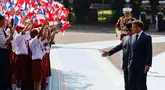 Presiden Republik Indonesia Prabowo Subianto (kedua kanan) bersama Presiden Prancis Emmanuel Macron melihat anak-anak sekolah yang mengibarkan bendera kedua negara dalam rangkaian upacara penyambutan di Istana Merdeka, Jakarta, Rabu 28 Mei 2025. (Ludovic MARIN/AFP)