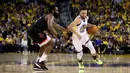 Bintang Houston Rockets James Harden coba menghentikan guard Golden State Warriors Stephen Curry pada semifinal Wilayah Barat NBA. (AFP/Ezra Shaw)