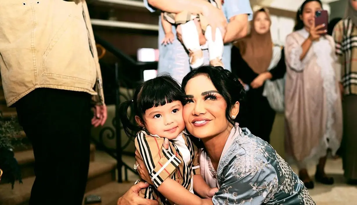 Bisa jadi inspirasi outfit keluarga. Bagaimana menurutmu Sahabat Fimela? [@attahalilintar]