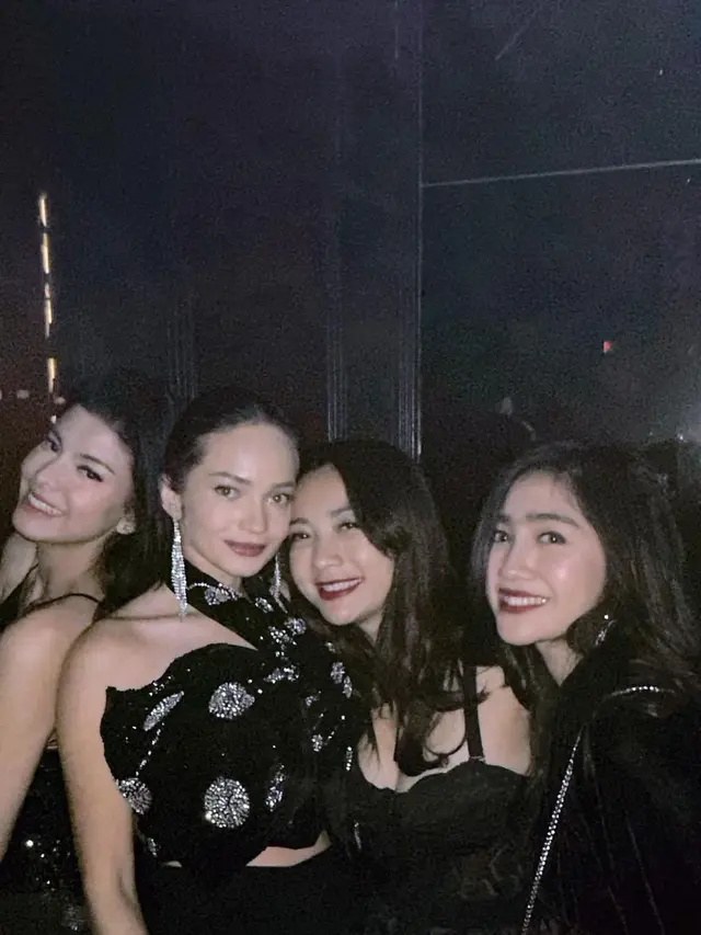Potret Medina dan Hesti Purwadinata Pengapit Enzy Storia