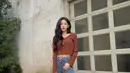 Di samping itu, sosok Yein Eks Lovelyz dikenal dengan gaya kasual yang trendi. Seperti dalam unggahannya di Instagram satu ini. Dara 23 tahun itu tampil kece dalam balutan crop cardigan warna bata dan high waist jeans.  (Instagram/happy_yein).