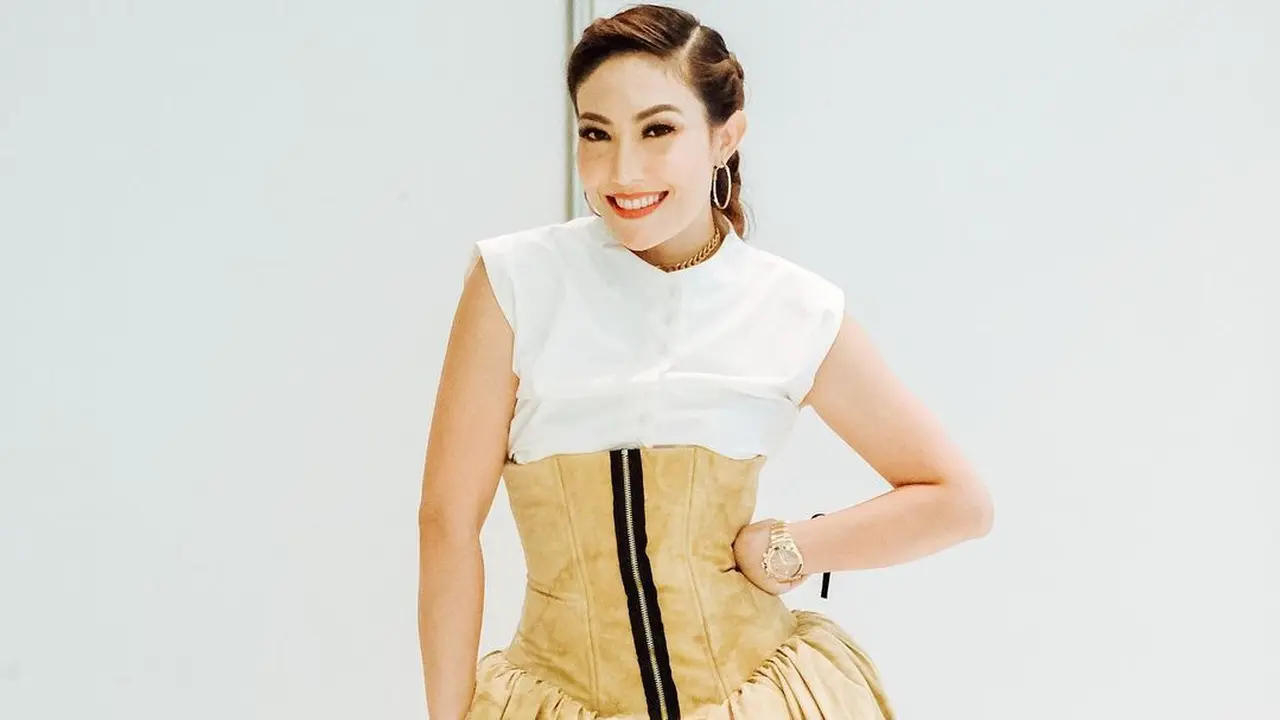 Ayu Dewi lipsync dengan sound Ku Kira Satu-satunya