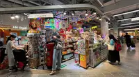 Central Market di Hong Kong yang telah direnovasi, dan potret lama di tangga yang sama saat dulunya masih pasar tradisional di abad ke-18. (Dok: Liputan6.com/dyah)