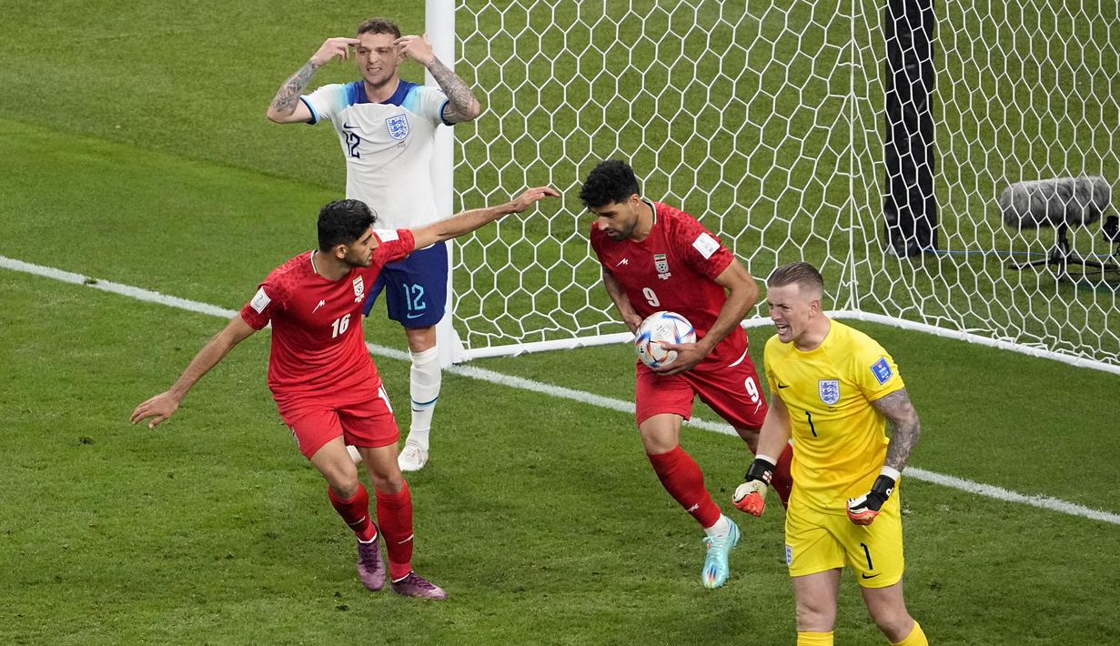 Mehdi Taremi. Striker Timnas Iran berusia 30 tahun ini sukses membuat satu gol lewat eksekusi penalti di Piala Dunia 2022 pada matchday pertama Grup B menghadapi Timnas Inggris (21/11/2022) yang berkesudahan 6-2 untuk kemenangan Three Lions. Penalti terjadi saat injury time babak kedua memasuki menit ke-13 di mana Iran telah tertinggal 1-6. Total Mehdi Taremi mencetak dua gol dalam laga tersebut. (AP/Pavel Golovkin)