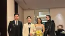 Sebagai adik kandung Elma, tentu saja Sony Septian hadir bersama sang istri Fairuz A Rafiq. Di momen akad, Fairuz tampil cantik kenakan kebaya full payet warna cream. [@fairuzarafiq].