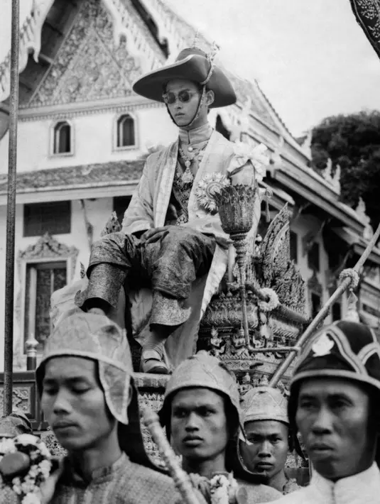 Proses iring-iringan Bhumibol Adulyadej saat upacara penobatan sebagai Raja Thailand di Bangkok, Thailand pada 5 Mei 1950. (AFP PHOTO)