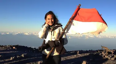 Salah satu momen yang tak bisa dilupakan Pevita adalah mendaki Gunung Semeru, Jawa Timur. Kala itu pemilik nama lengkap Pevita Cleo Eileen Pearce ini melakukan pendakian untuk film 5 CM. Tak hanya sekedar syuting, ia tampak begitu menikmati keindahan puncak tertinggi di Jawa tersebut.(Liputan6.com/IG/@pevpearce)