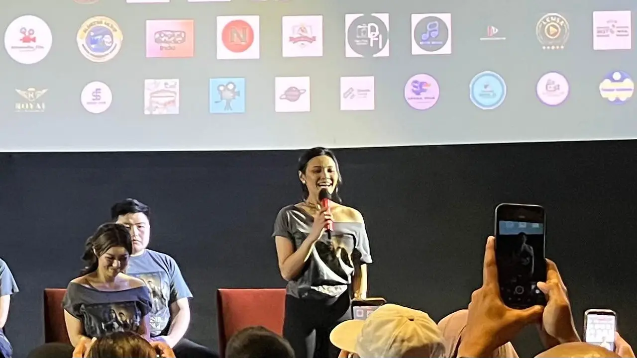 Shafa Afisah (Berdiri) dalam konferensi pers dan screening film "Lingsir Wengi Motel Malioboro" di kawasan Jakarta pada (14/10/2026)/ (Liputan6.com/Afradhiya N. R)