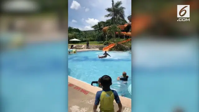 Aksi memukau dilakukan seorang pria sesaat dirinya bermain seluncuran di kolam renang. Dalam video memperlihatkan, pria ini seakan 'terbang' diatas air melewati kolam.