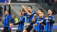 Para pemain Inter Milan merayakan setelah mengalahkan Verona pada pertandingan sepak bola Liga Italia di Stadion San Siro, Milan, Italia, 14 Januari 2023. Inter Milan mengalahkan Verona dengan skor 1-0. (AP Photo/Luca Bruno)