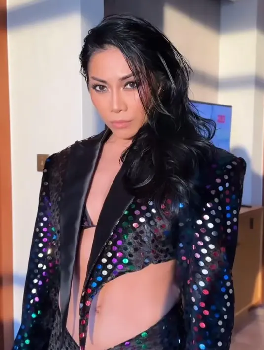 Penampilan Anggun kian sempurna dengan pulasan makeup flawless yang berfokus pada riasan mata bergaya smokey. Well, bagaimana menurutmu penampilan Anggun, Sahabat Fimela? [Foto: Fimela/Hilda Irach]