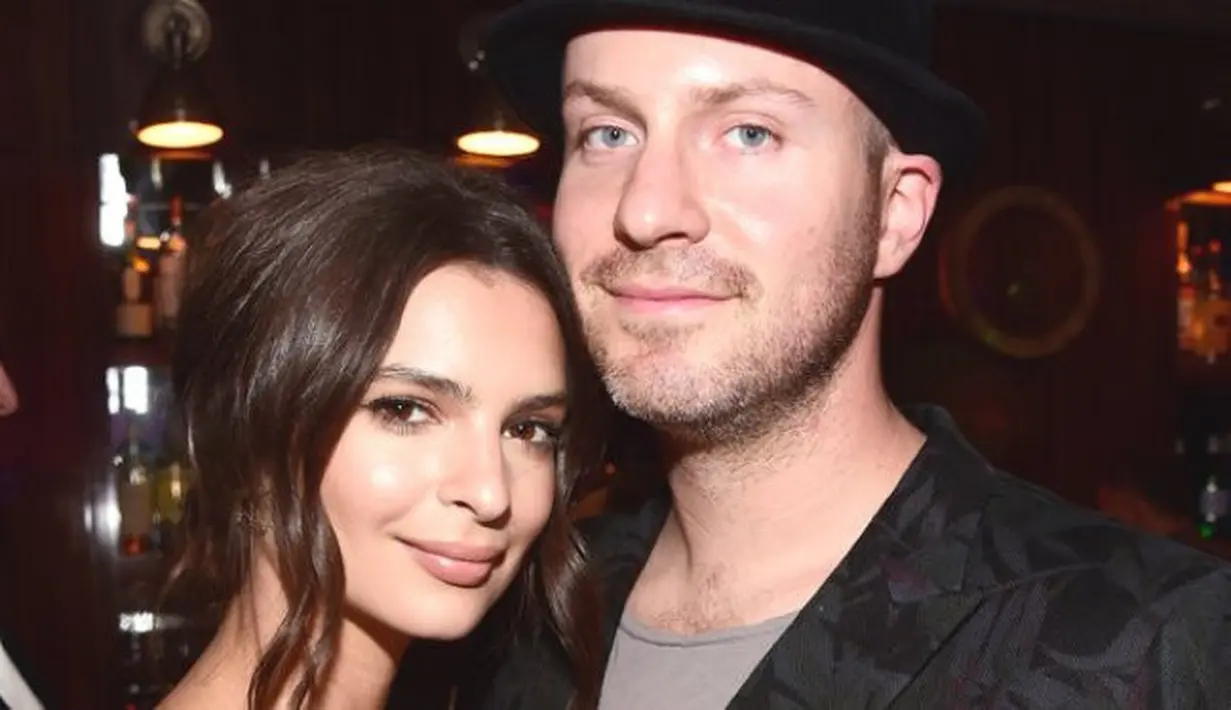 Jika kamu terkejut dengan pernikahan Emily Ratajkowski yang tia-tiba dengan Sebastian Bear-McClard, kamu nggak sendirian. (Instyle)