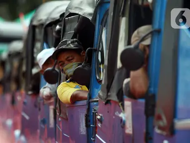 Pengemudi bajaj menunggu penumpang di jalur khusus angkutan umum Stasiun Tanah Abang, Jakarta Pusat, Jumat (5/6/2020). Stasiun Tanah Abang punya wajah baru dengan menyediakan jalur khusus angkutan umum mulai dari angkot, bajaj, hingga ojek. (Liputan6.com/Johan Tallo)